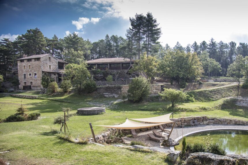 Le Domaine du Taillé et ses bassins dans la nature ardéchoise