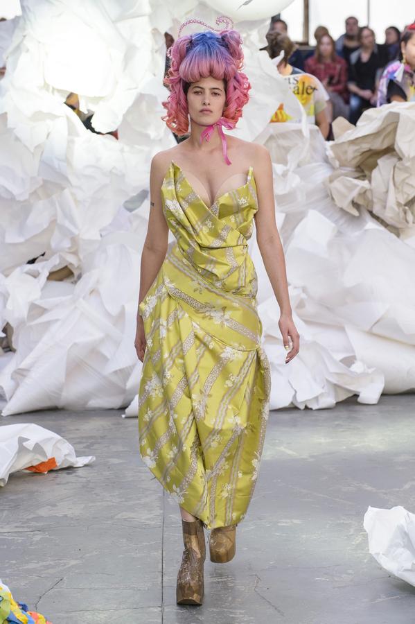 defile-vivienne-westwood-printemps-ete-2019-paris-look-21.jpg defile-vivienne-westwood-printemps-ete-2019-paris-look-21.jpg