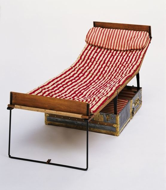837913-malle-lit-en-zinc-ouverte-avec-lit-deplie The Louis Vuitton Trunk: The Ideal Icon because of its Versatility
