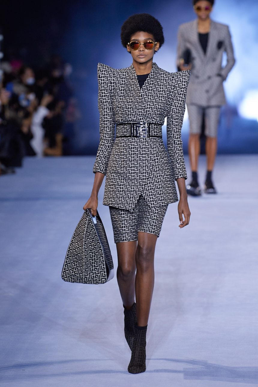 Le Monogram Balmain En Vedette Du P/E 2021