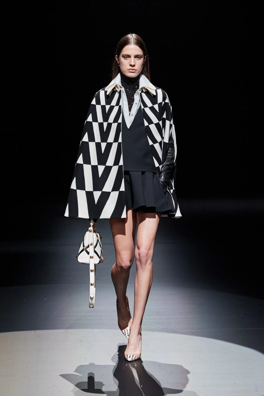 Cape et Logo V Pour La Collection Valentino AH 2021
