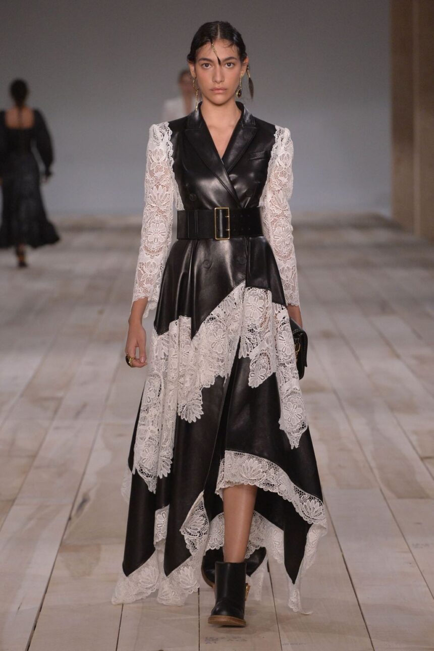 defile-alexander-mcqueen-printemps-ete-2020 Alexander McQueen: Women Fashion Trends To Opt For This Summer