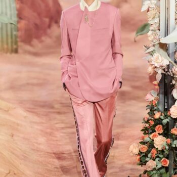 Tailleur Dior: Ligne Oblique Et Rosé Givré Pour le PE 2022…