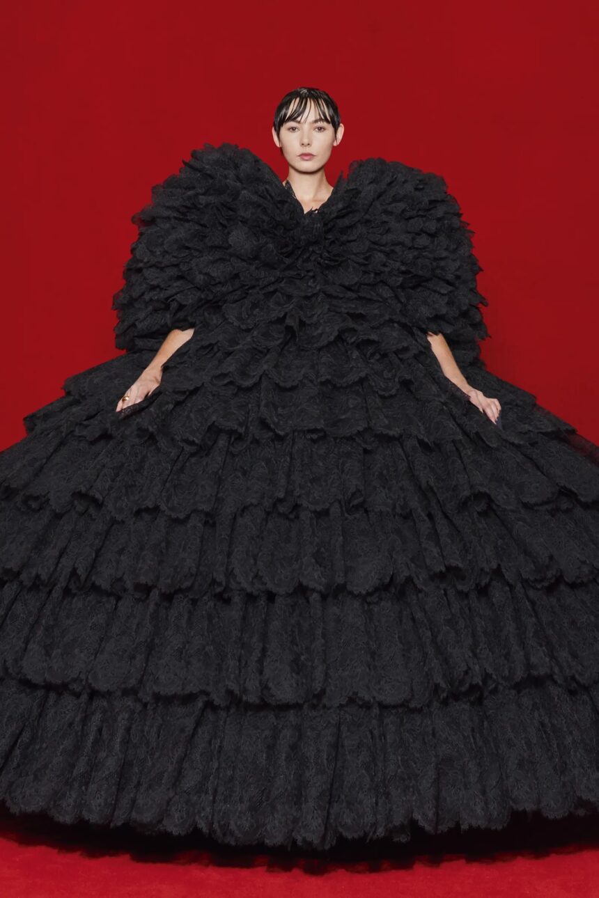 Le Noir Balenciaga En Vedette du PE 2022