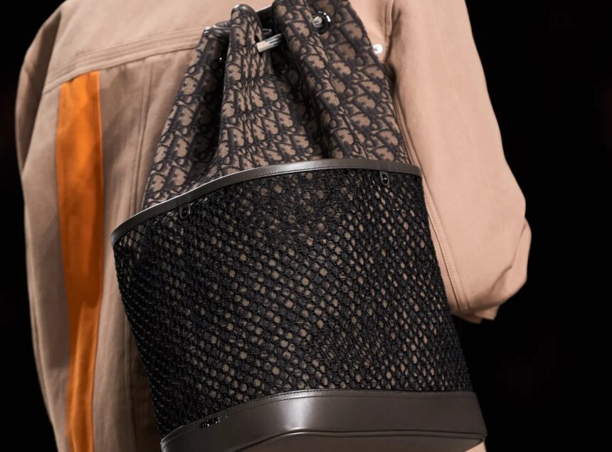 00086-Dior-Mens-2022-London-credit-gorunway.jpg-2 Dior Oblique Canvas On The Road for PE 22
