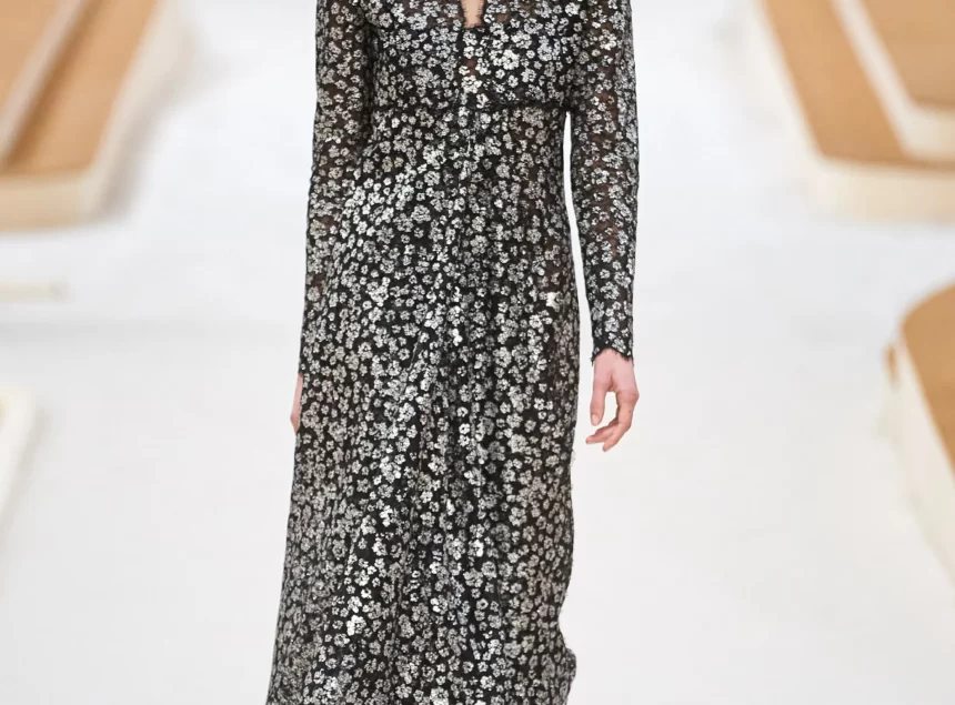 00021-Chanel-Couture-Spring-22-credit-gorunway.jpg Haute Couture Chanel 2022: The Camelia Embroidered, Sumptuous Majesty