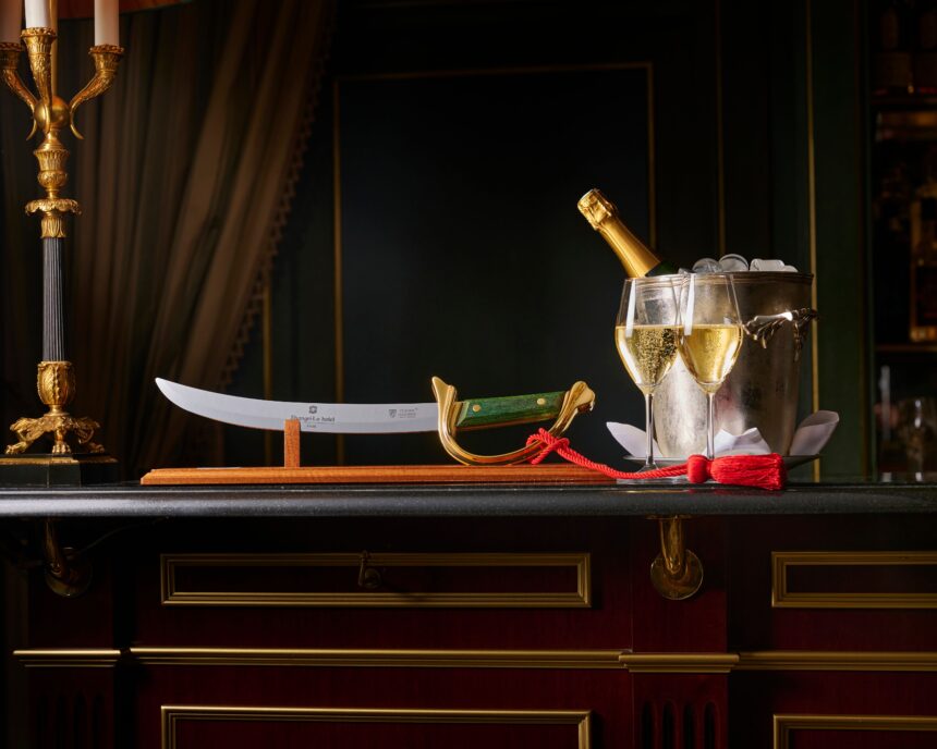 Sabrage de Champagne par Le Bateleur du Shangri-La Paris￼