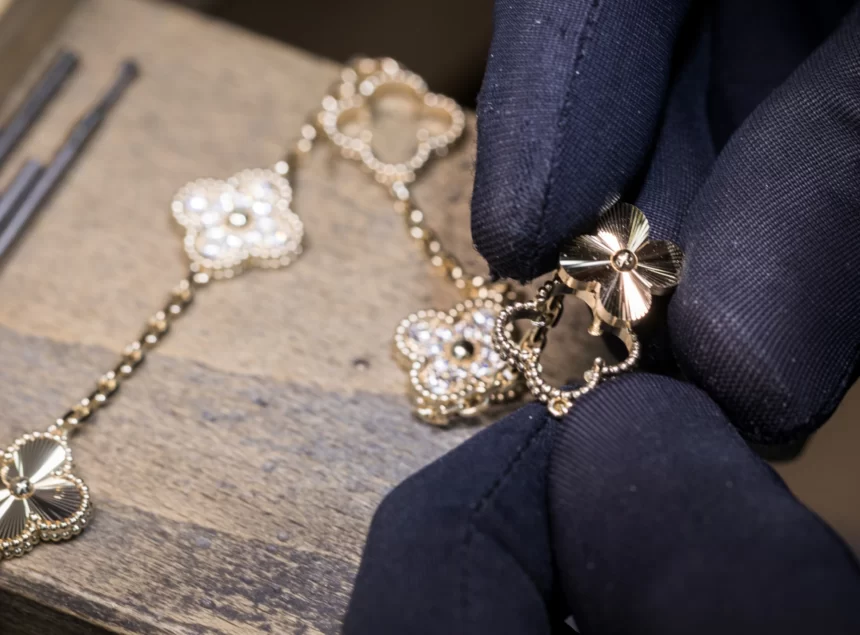 6B7E070C-7DB1-46B5-B3ED-E2C2A315800B Alhambra Bracelet Van Cleef & Arpels : Iconic Patterns
