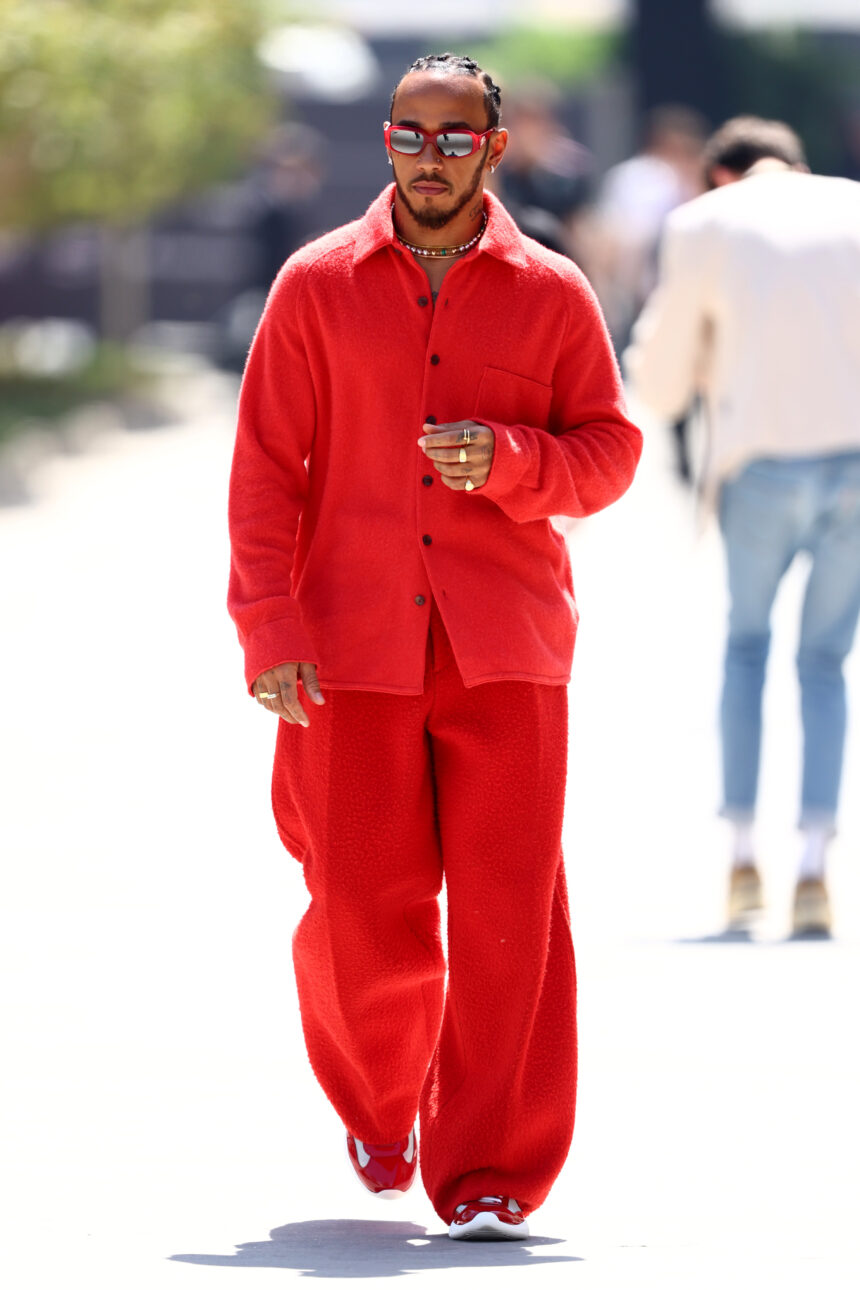 Lewis Hamilton Habillé en Zegna Au F1 GP De Bahrain