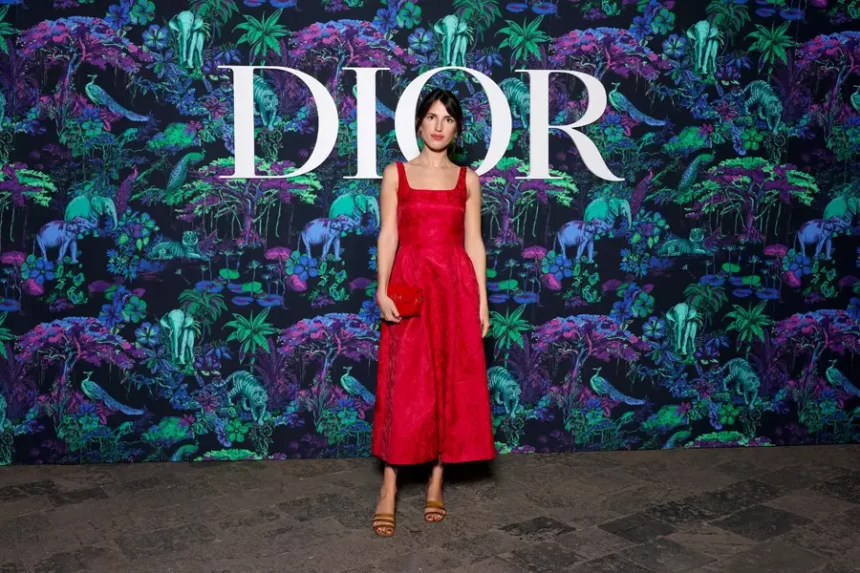Jeanne Damas En Rouge Signé Dior