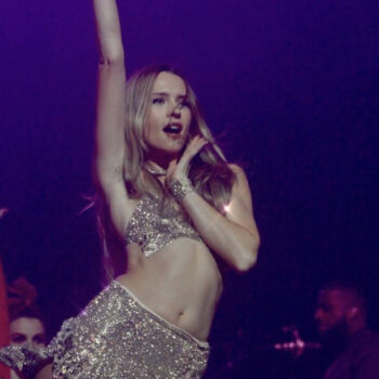 Angèle Scintillante À Coachella