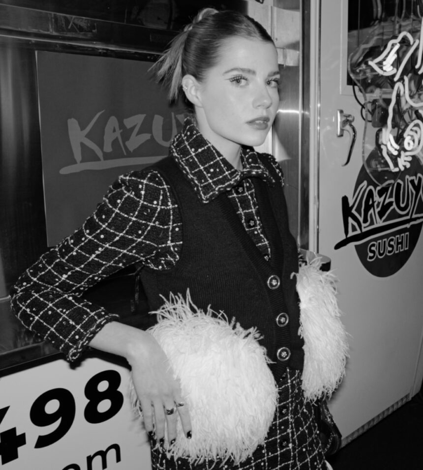 Lucy boynton En Chanel