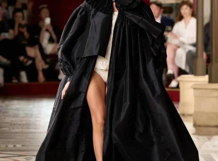 Chanel Haute Couture Automne 2024 : Noir, Blanc et Tailleur