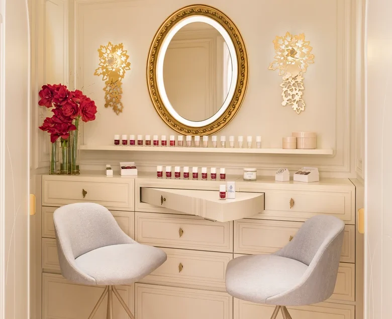 Le Ritz Paris Dévoile « Ritzy » Son Vernis Exclusif