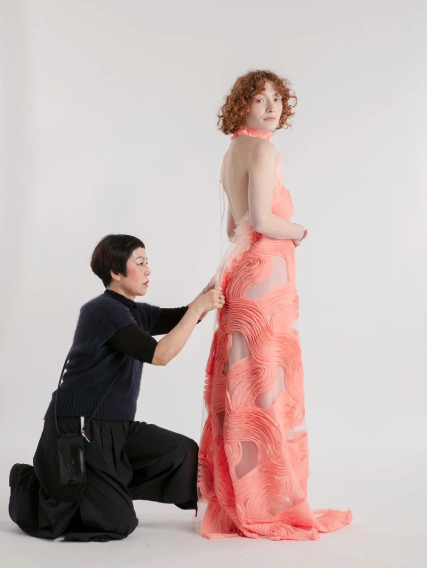 OKADA PARIS — Pli Comme Signature, La Vitesse Comme Luxe