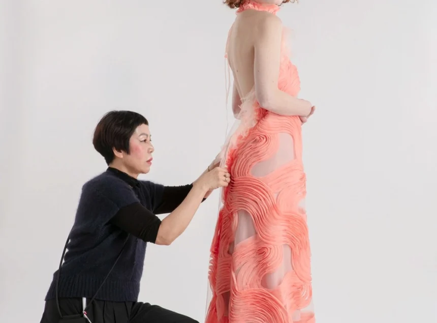OKADA PARIS — Pli Comme Signature, La Vitesse Comme Luxe