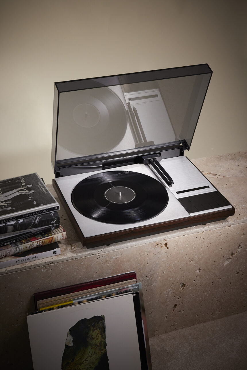 SAINT_LAURENT_RIVE_DROITE_B_O_CAMPAIGN_11_HR Saint Laurent x Bang & Olufsen