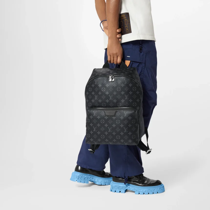 louis-vuitton-sac-a-dos-discovery--M43186_PM1_Cropped worn view SPÉCIAL Sac à Dos Homme Rentrée 2025