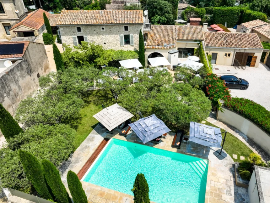 Hôtel La Belle Vie : Chic Discret entre Garrigue et Gastronomie