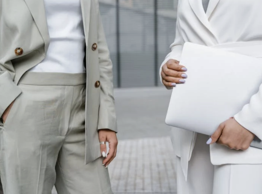 Comment les plateformes de divertissement réécrivent-elles les codes vestimentaires ?