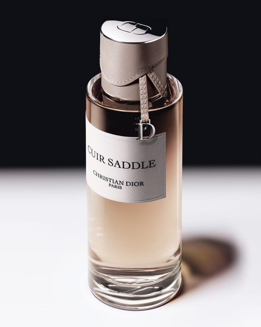 F230_LCP_CUIR_SADDLE 25_P07D_CAPOT_CUIR_L4_2400x3000 Dior Dévoile Cuir Saddle, Nouveau Parfum de La Collection Privée