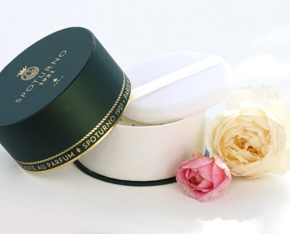 o.wVz2uu2KMla Spoturno 1921 : la poudre de beauté comme rituel parfumé