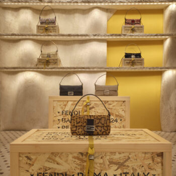 01_FENDI-Baguette-26424-Re-Edition-Palazzo-FENDI-Milano-819x1024 Sac Baguette 26424 Re-Edition Par Maria Grazia Chiuri