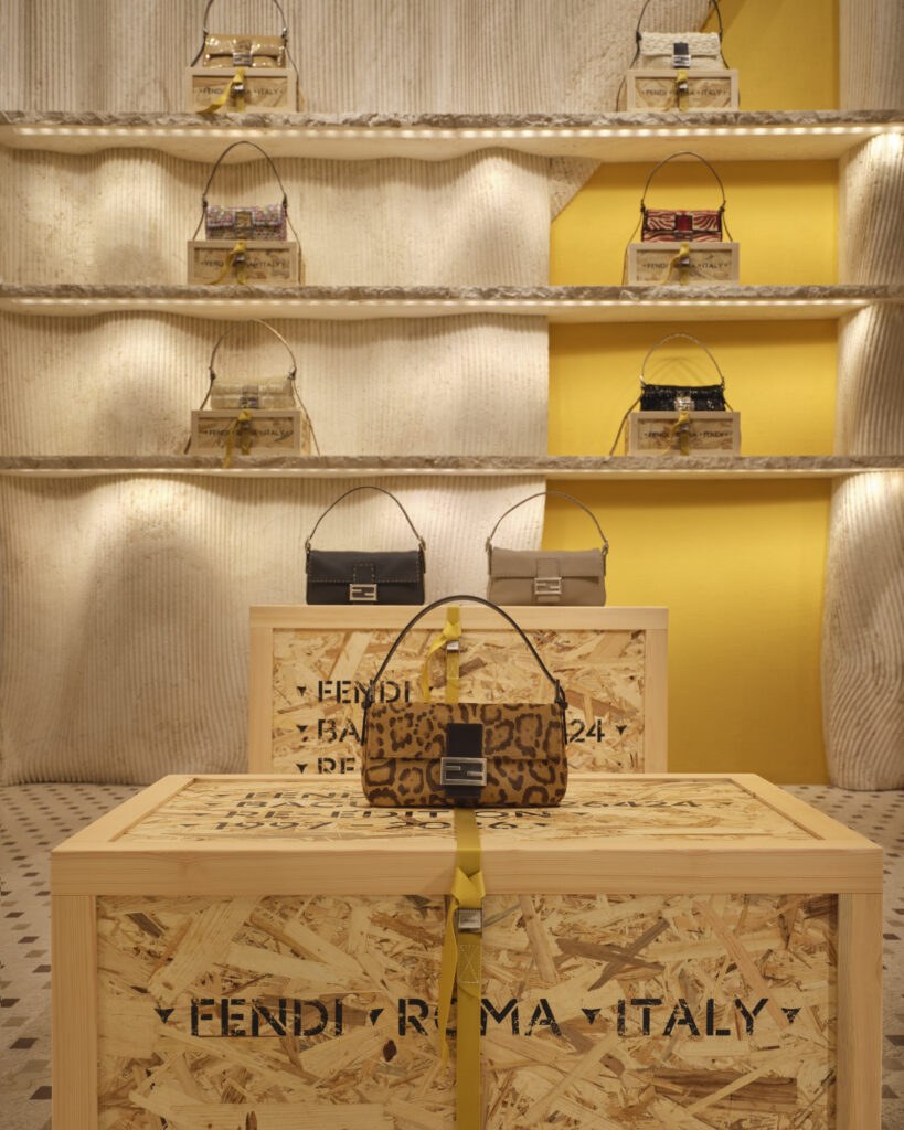 01_FENDI-Baguette-26424-Re-Edition-Palazzo-FENDI-Milano-819x1024 Sac Baguette 26424 Re-Edition Par Maria Grazia Chiuri