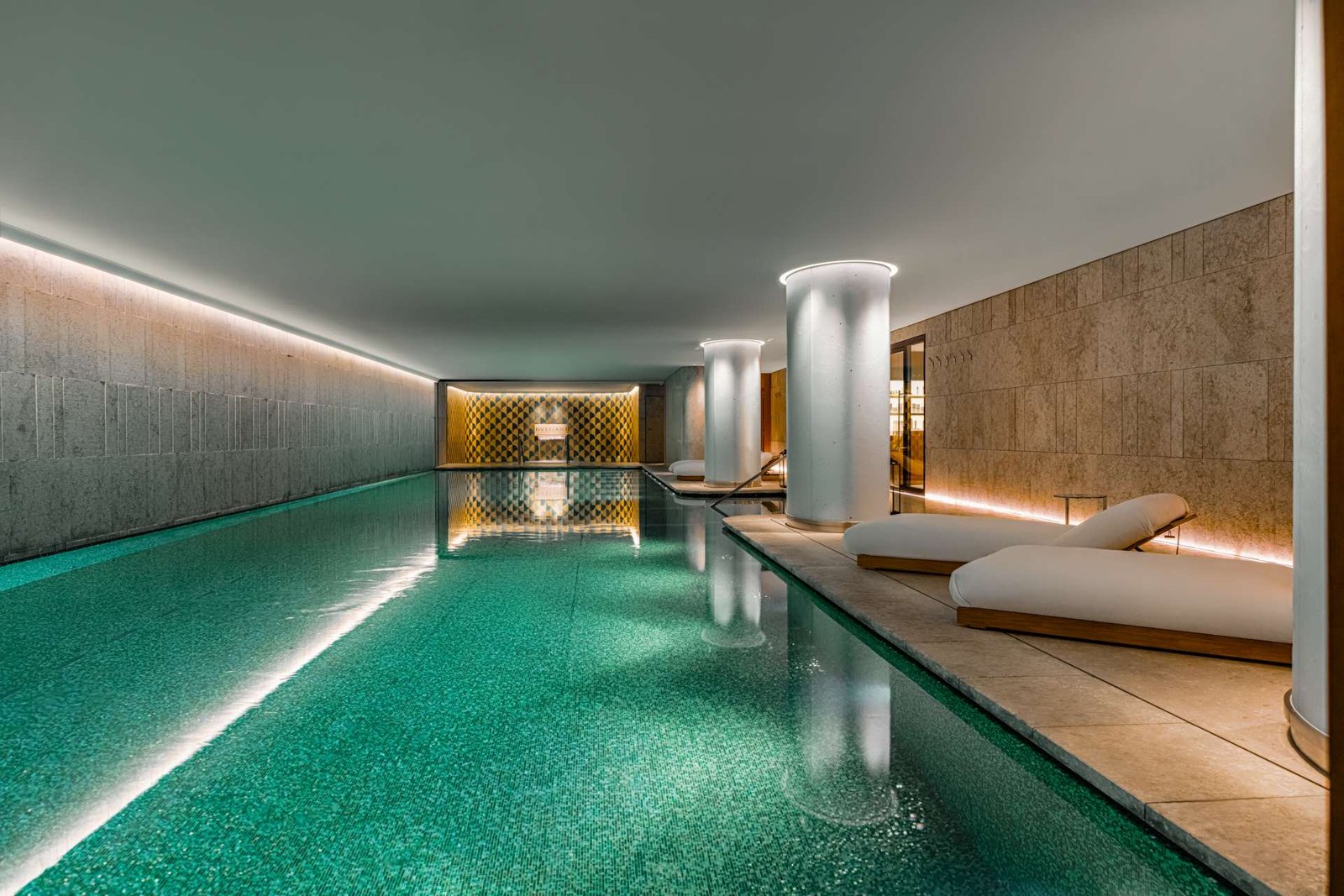 Piscine en mosaïque du Bulgari Spa Paris, spa de luxe italien à Paris