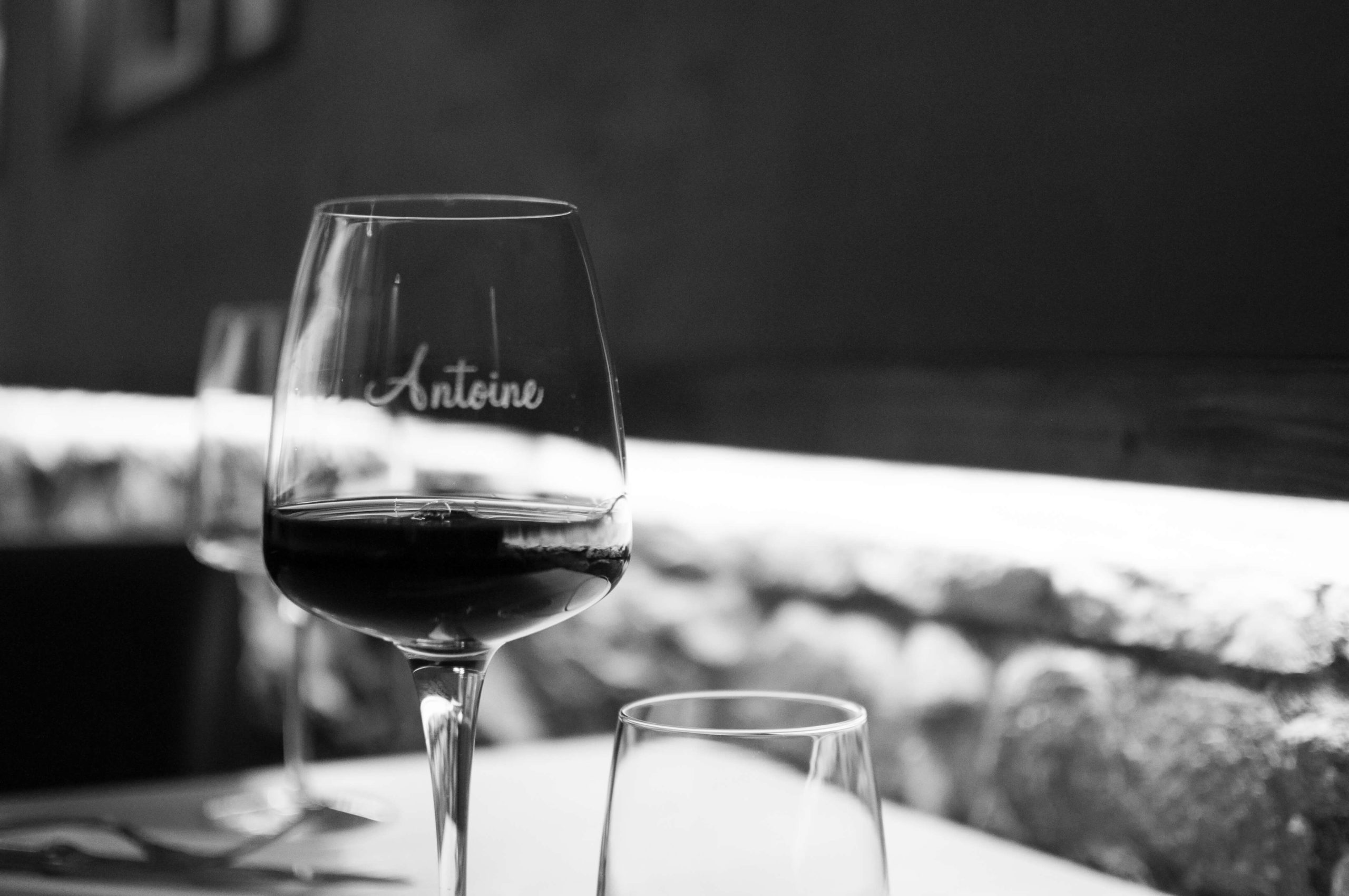 Verre de vin gravé Antoine au Bistrot du Praz, clin d'oeil au chef Antoine Fouchard