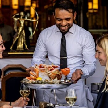 Les Brasseries Historiques De Paris, Une Histoire De La Création Gastronomique À Travers Le Temps Plateau de fruits de mer servi à la brasserie Le Vaudeville, face à la Bourse à Paris