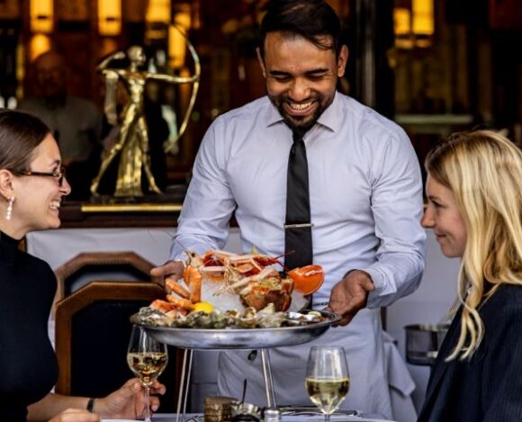 Plateau de fruits de mer servi à la brasserie Le Vaudeville, face à la Bourse à Paris