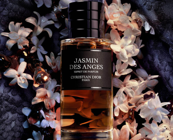 Jasmin des Anges Esprit de Parfum de Dior entouré de fleurs de jasmin
