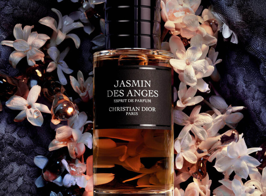 Jasmin des Anges Esprit de Parfum de Dior entouré de fleurs de jasmin