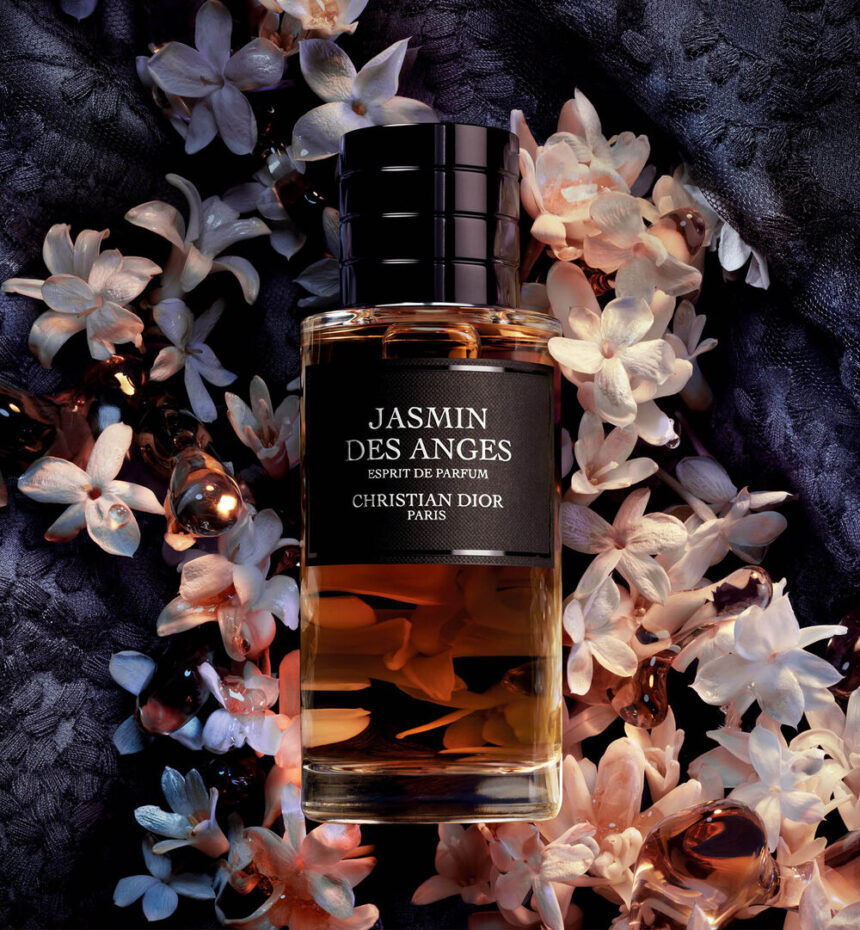 Dior Pousse Le Jasmin Des Anges À L'Incandescence Jasmin des Anges Esprit de Parfum de Dior entouré de fleurs de jasmin