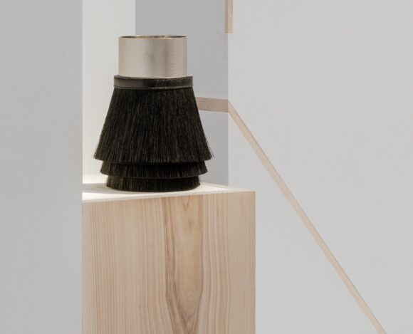 Objet Hermès en métal martelé et crin, collection automne-hiver 2026