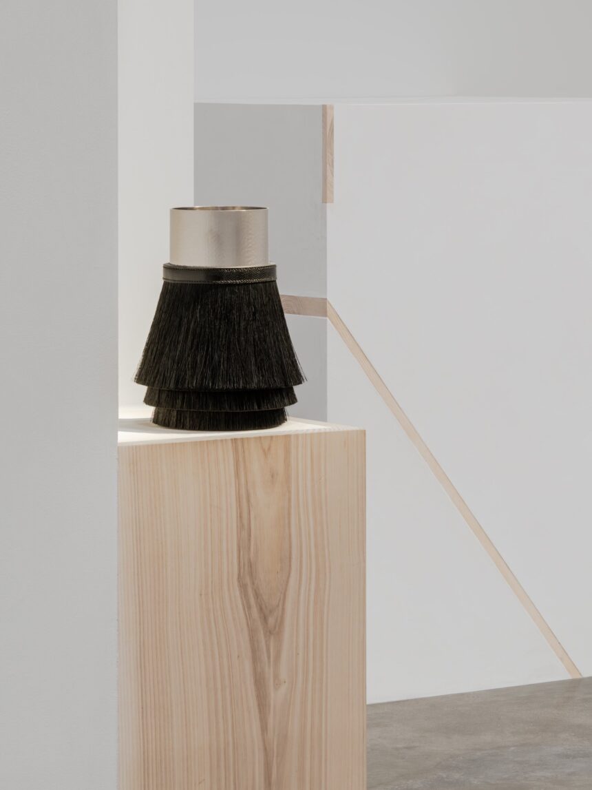 Hermès Bâtit Une Ville D'Objets Pour L'Hiver Objet Hermès en métal martelé et crin, collection automne-hiver 2026