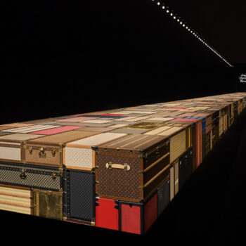 Malles Louis Vuitton en toile Monogram empilées, installation patrimoniale