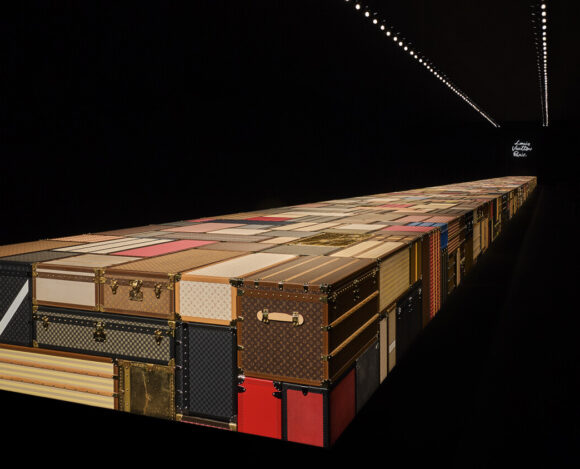 Louis Vuitton Depuis 1854 : Les Créations Iconiques Qui Ont Façonné La Maison Malles Louis Vuitton en toile Monogram empilées, installation patrimoniale