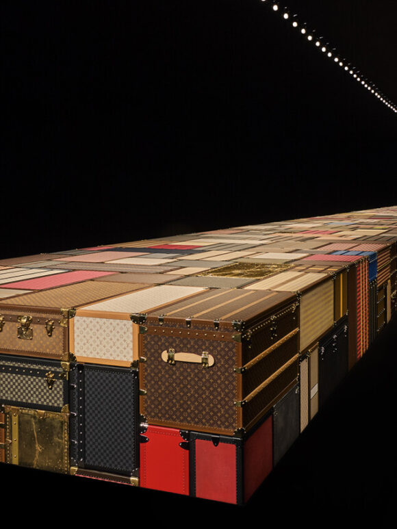 Malles Louis Vuitton en toile Monogram empilées, installation patrimoniale