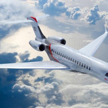 Le Falcon 10X de Dassault Aviation en vol, trois-quarts avant