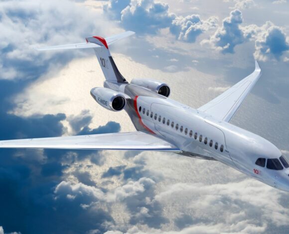 Falcon, Les Jets Iconiques De Dassault Aviation Depuis 1963 Le Falcon 10X de Dassault Aviation en vol, trois-quarts avant