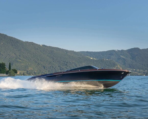 Riva Depuis 1842 : Les Bateaux Iconiques D'Une Maison Née À Sarnico Riva Aquariva Special en navigation, canot de jour italien de 10,07 mètres