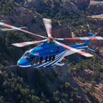 Bell 525 Relentless en vol, hélicoptère à commandes de vol électriques triple redondance