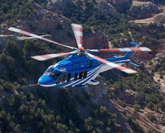 Bell, Les Hélicoptères Iconiques Depuis 1935 Bell 525 Relentless en vol, hélicoptère à commandes de vol électriques triple redondance