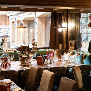 Le 80, À Méribel, Le Voyage Pour Art De La Table Salle du restaurant Le 80 à Méribel, décor d'explorateurs inspiré de Jules Verne