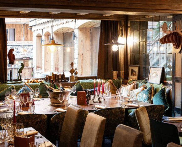 Salle du restaurant Le 80 à Méribel, décor d'explorateurs inspiré de Jules Verne