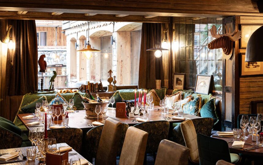 Le 80, À Méribel, Le Voyage Pour Art De La Table Salle du restaurant Le 80 à Méribel, décor d'explorateurs inspiré de Jules Verne