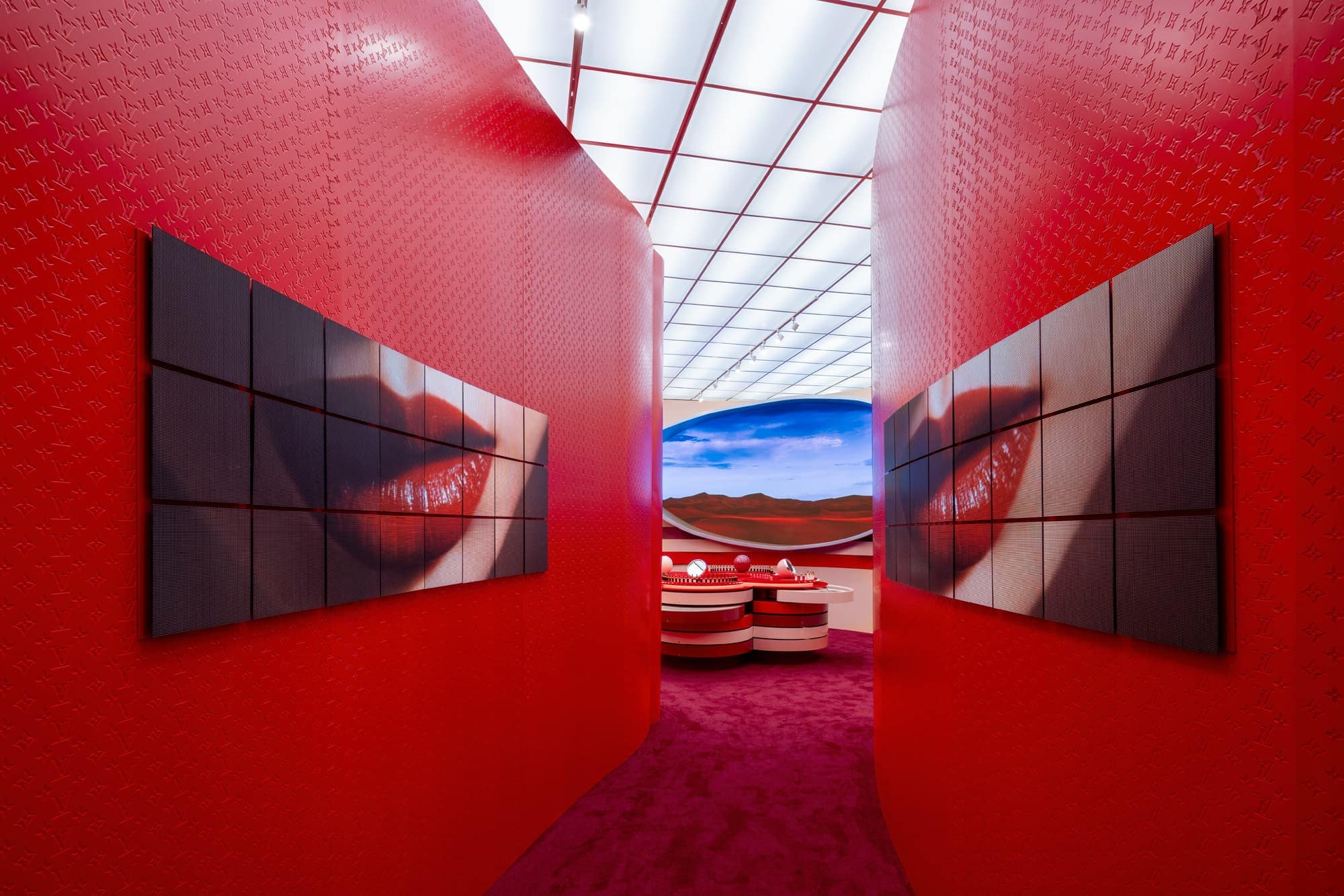 Espace immersif au Monogram rouge de La Beauté Louis Vuitton