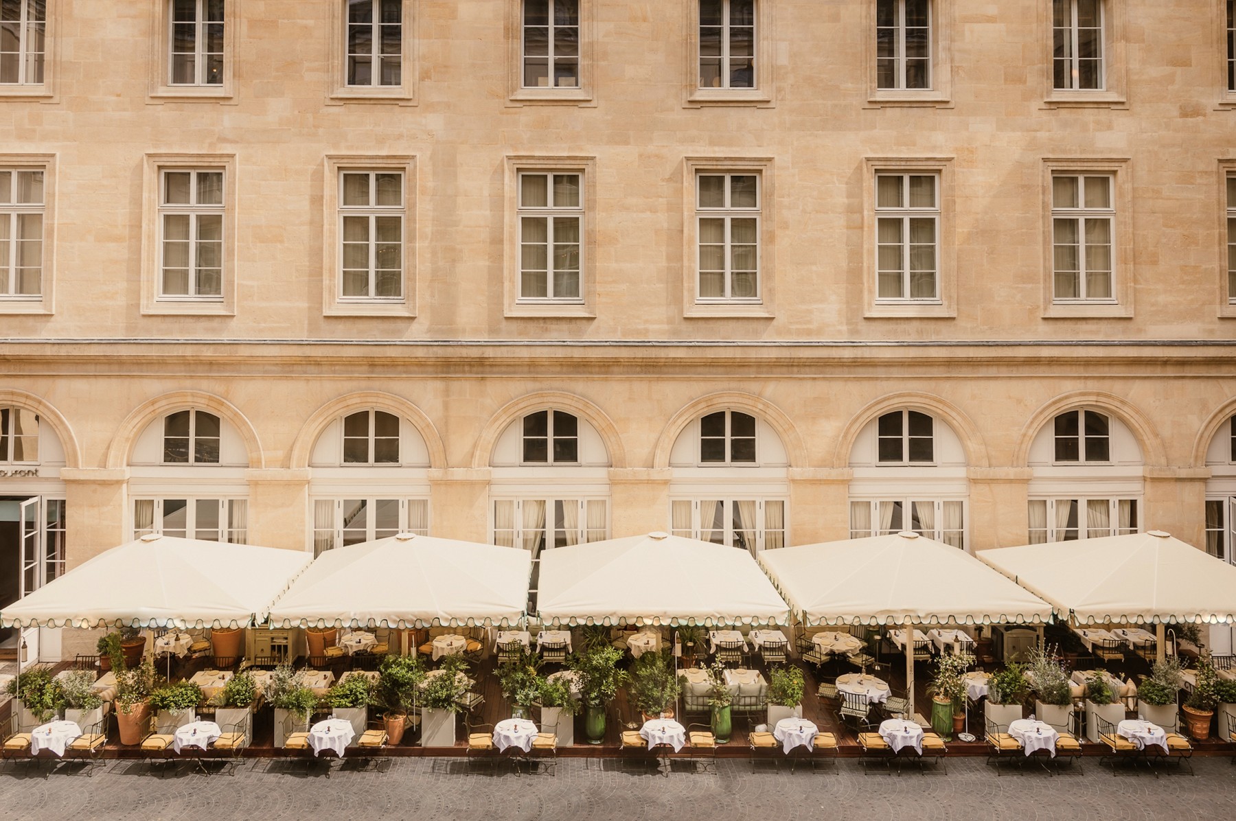 La terrasse du restaurant Mimosa dans la cour de l’Hôtel de la Marine à Paris